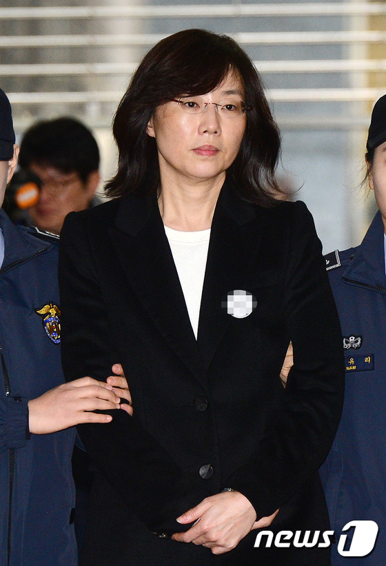 (서울=뉴스1) 임세영 기자 = '문화예술계 블랙리스트' 작성 및 집행을 주도한 혐의로 구속된 조윤선 문화체육관광부 장관(51)이 21일 오후 서울 강남구 대치동 '박근혜 정부의 …