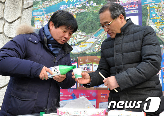 (화천=뉴스1) 홍성우 기자 = 홍윤식 행정자치부 장관이 21일 오후 강원 화천군에서 열리고 있는 화천산천어축제장을 방문해 산천어요리를 맛보는 자리에서 최문순 화천군수에게 산천어 …