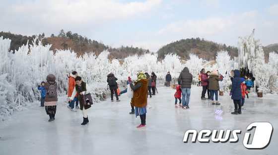 (인제=뉴스1) 고재교 기자 = 제17회 빙어축제가 개막한 21일 강원도 인제 남면 부평리 빙어호 일원 빙어축제장을 찾은 관광객들이 얼음으로 조성된 은빛나라에서 축제를 즐기고 있다 …