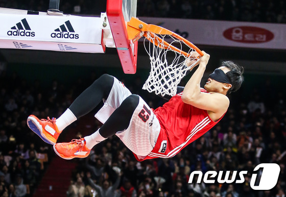 (부산=뉴스1) 박지혜 기자 = 22일 부산 사직체육관에서 열린 2016-2017 KCC 프로농구 올스타전 덩크 콘테스트에서 kt 김현민이 안대를 쓴 채 덩크기술을 선보이고 있다. …