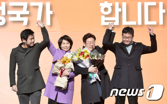 (성남=뉴스1) 이재명 기자 = 이재명 성남시장이 23일 오전 경기도 성남시 중원구 오리엔트시계 사옥 앞에서 가진 대선 출마 선언 기자회견에서 가족들과 함께 두팔을 들어 참석자들에 …