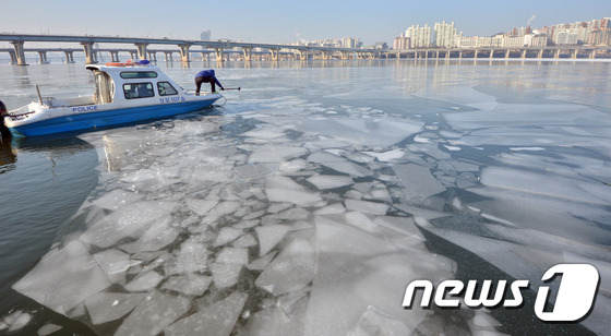 (서울=뉴스1) 김명섭 기자 = 서울 영하 12.6도 등 올 겨울 들어 가장 추운 날씨를 보인 23일 서울 한강 상류지역이 얼었다. 한강경찰대원이 한강 광나루 지구에서 긴급출동에 …