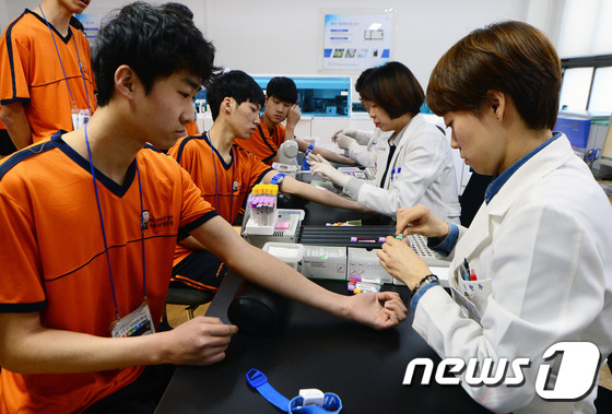 (서울=뉴스1) 최현규 기자 = 올해 첫 병역판정검사가 실시된 23일 오전 서울 영등포구 서울지방병무청에서 병역대상자들이 신체검사를 받고 있다. 2017.1.23/뉴스1