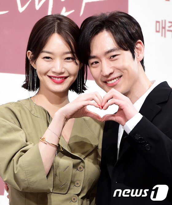 본문 이미지 - 배우 신민아, 이제훈(오른쪽)이 23일 오후 서울 논현동 임피리얼팰리스호텔에서 열린 tvN의 새 금토드라마 ‘내일 그대와(연출 유제원/극본 허성혜)’ 제작보고회에 참석해 포즈를 취하고 있다. ⓒ News1star / 권현진 기자