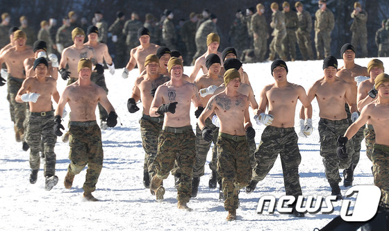 (평창=뉴스1) 구윤성 기자 = 24일 강원도 평창군 황병산 해병대 산악 종합훈련장에서 진행된 한미 해병대 연합 설한지 훈련에서 상의를 탈의한 양국 해병대 장병들이 체력단련을 하고 …