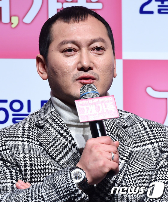 (서울=뉴스1스타) 권현진 기자 = 배우 정만식이 25일 오전 서울 압구정cgv에서 열린 영화 ‘그래, 가족’ 제작발표회에 참석해 인사말을 하고 있다.