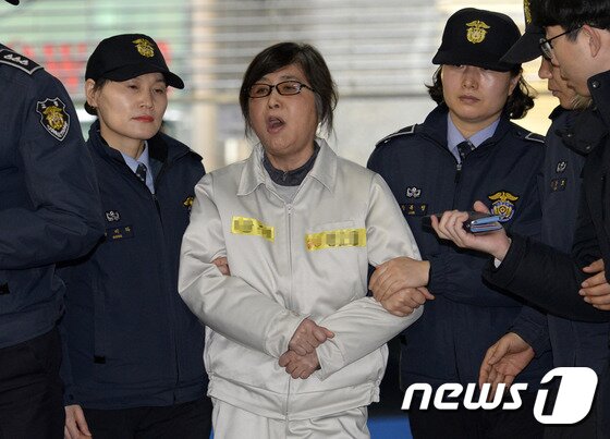 본문 이미지 - 지난 1월25일 박영수 특별검사팀이 국정농단사태의 몸통격인 '비선실세' 최순실씨(61·구속기소)에 대한 체포영장을 집행한 25일 최씨가 서울 강남구 대치동 특검 사무실로 강제소환되던중 "박 대통령과 경제공동체 자백을 강요하고 있다＂며 소리치고 있다. 2017.1.25/뉴스1 ⓒ News1 안은나 기자