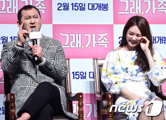 본문 이미지 - 배우 이요원(오른쪽)이 25일 오전 서울 압구정cgv에서 열린 영화 ‘그래, 가족’ 제작발표회에 참석해 정만식 입담에 웃음보를 터트리고 있다. ⓒ News1star / 권현진 기자