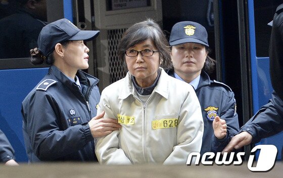 본문 이미지 - 지난 1월 최순실씨가 서울 강남구 대치동 특검 사무실로 소환되고 있다. 2017.1.25/뉴스1 ⓒ News1 안은나 기자