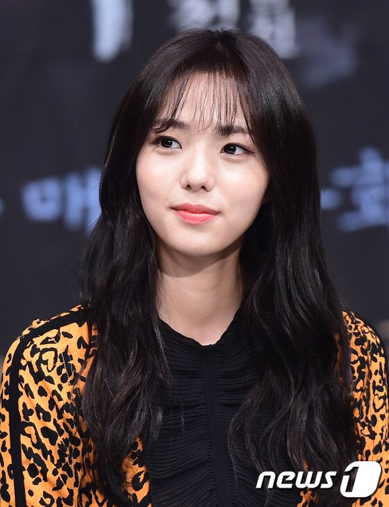 본문 이미지 - 배우 채수빈이 25일 오후 서울 상암MBC에서 열린 MBC 월화특별기획 ‘역적:백석을 훔친 도둑’ 제작발표회에 참석해 매력을 발산하고 있다. ⓒ News1star / 권현진 기자