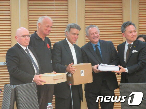 본문 이미지 - 국제동물보호단체들은 전 세계 45만명의 동물보호활동가들로부터 받은 동물보호법 개정안 지지 서명을 표창원 의원에게 전달했다. ⓒ News1