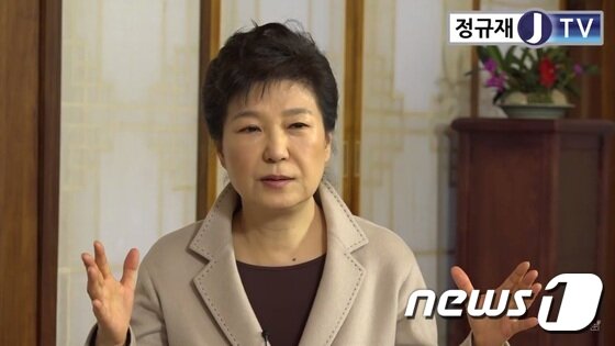 본문 이미지 - 박근혜 전 대통령이 청와대 상춘재에서 '정규재tv' 운영자인 정규재 한국경제신문 주필과 단독 인터뷰를 하고 있다. (정규재tv 캡처) 2017.1.25/뉴스1 ⓒ News1 민경석 기자