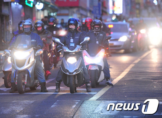 (울산=뉴스1) 이윤기 기자 = 설 연휴를 하루 앞둔 26일 오전 울산 동구 현대중공업 직원들이 출근길 오토바이에 몸을 싣고 신호 대기 중에 있다. 한파가 누그러진 가운데 울산은 …