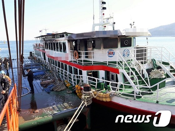 (여수=뉴스1) 지정운 기자 = 26일 오후 1시9분께 전남 여수시 수정동 오동도 앞 해상에 정박해 있던 158톤급 유람선 N호(승선정원 296명) 조타실에서 전기적 요인으로 추정 …