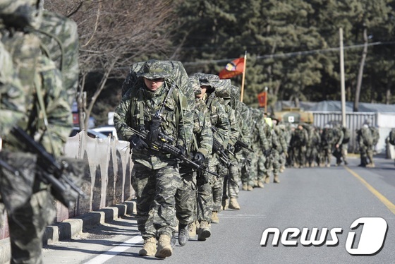 (서울=뉴스1) = 해병대 1사단 수색대대 장병들이 26일 천리행군을 마치고 주둔지로 복귀하고 있다. (해병대사령부 제공) 2017.1.26/뉴스1