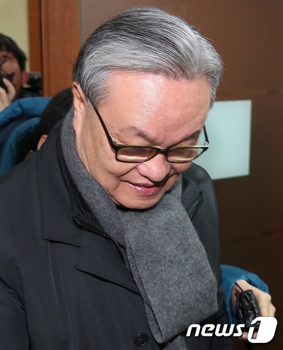 (서울=뉴스1) 손형주 기자 = 인명진 새누리당 비상대책위원장이 3일 오전 서울 여의도 당사로 출근하고 있다. 앞서 인 위원장은 친박계 강성 의원들에 대해 오는 6일까지 자진 탈당 …