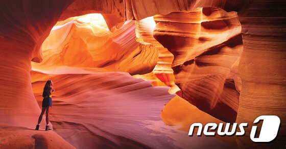 본문 이미지 - 사암 협곡으로 빛이 들어오면 신비로운 분위기를 자아내는 엔텔로프 캐니언.(이미지제공=비욘드코리아)ⓒ News1