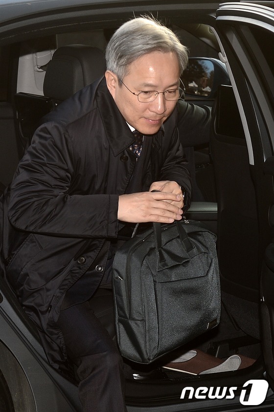 차에서 내리는 강일원 헌법재판관