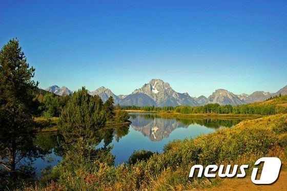 본문 이미지 - 미국의 산악 풍경 중 손에 꼽히는 절경을 자랑하는 그랜드티턴.(이미지제공=비욘드코리아)ⓒ News1