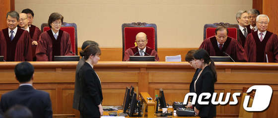 박근혜 대통령 탄핵심판 첫 변론기일 들어서는 헌법재판관들
