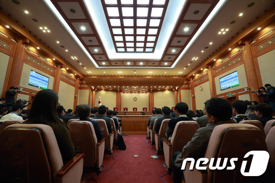 국민들의 관심 쏠린 박근혜 대통령 탄핵심판 첫 공개변론