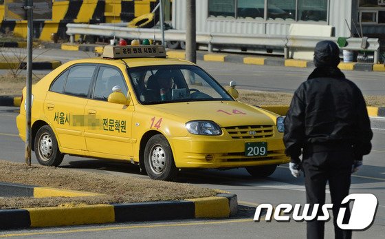 서울시내 한 자동차운전전문학원에서 응시생이 운전면허시험을 보고 있다. 2017.1.3/뉴스1 ⓒ News1 박세연 기자