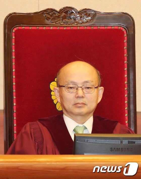 본문 이미지 - 안창호 헌법재판소 재판관이 3일 오후 서울 종로구 헌법재판소 대심판정에서 열린 박근혜 대통령 탄핵심판 첫 공개변론에 자리하고 있다. 2017.1.3/뉴스1 ⓒ News1 유승관 기자