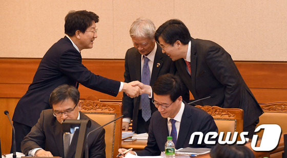 박 대통령측 대리인단과 인사하는 권성동