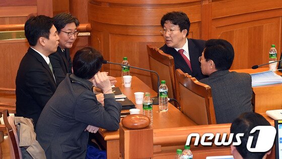 본문 이미지 - 박근혜 대통령 탄핵심판 첫 변론기일인 지난 3일 오후 서울 종로구 헌법재판소 대심판정에서 권성동 국회 탄핵소추위원단장이 위원단과 대화하고 있다. /뉴스1 ⓒ News1