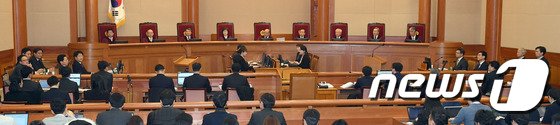 박근혜 대통련 탄핵심판 첫 공개변론	