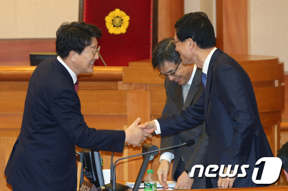 박근혜 대통령측 대리인단과 악수하는 권성동 단장
