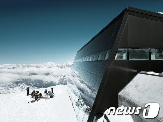 본문 이미지 - 마테호른의 명봉들의 파노라마를 즐길 수 있는 태양 에너지를 이용한 레스토랑.(이미지제공=스위스관광청)ⓒ News1