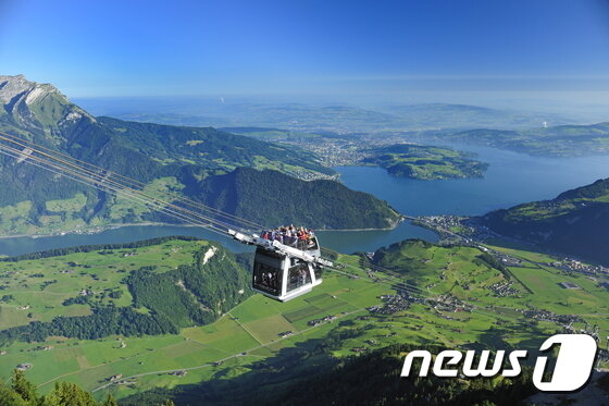 본문 이미지 - 아찔한 풍경을 선사하는 카브리오.(이미지제공=스위스관광청)ⓒ News1