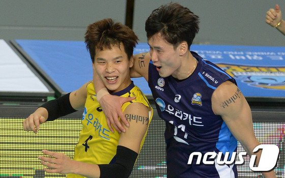 본문 이미지 - 우리카드 시절의 최홍석(오른쪽). 2017.1.3/뉴스1 ⓒ News1 DB