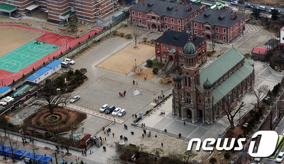 본문 이미지 - 헬기에서 내려다 본 전동성당 모습. /뉴스1