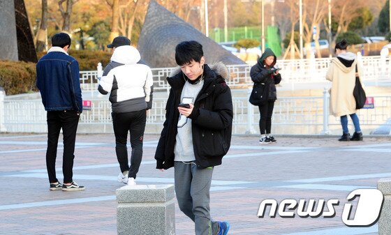 본문 이미지 - 게임 '포켓몬고' 유저들이 1월 30일 오후 전북 전주시 전라북도청 광장에서 게임을 즐기고 있다. 2017.1.30/뉴스1 ⓒ News1 문요한 기자