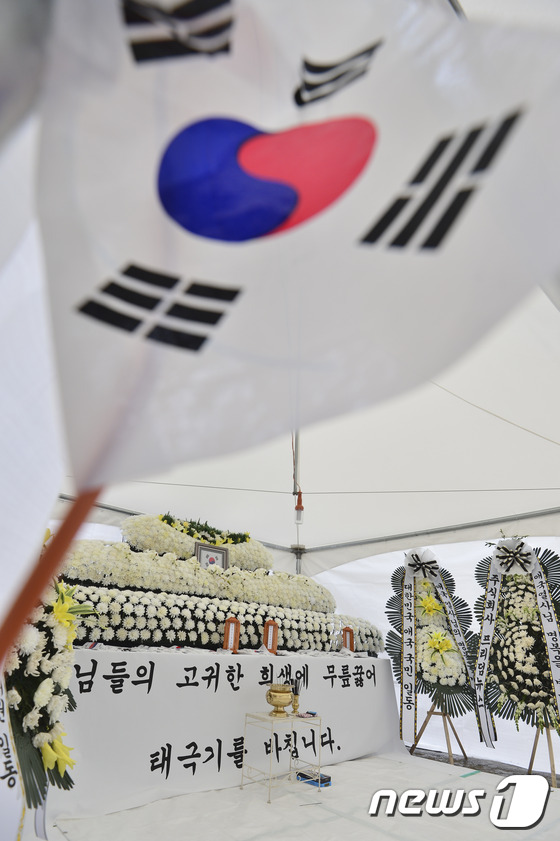 서울광장에 설치된 박사모 회원 분향소