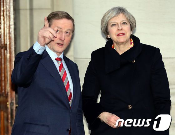(더블린 AFP=뉴스1) 우동명 기자 = 엔다 케니 아일랜드 총리가 30일(현지시간) 더블린 정부청사에서 테레사 메이 영국 총리와 악수를 하고 있다.  메이 총리는 케니 총리와의 …