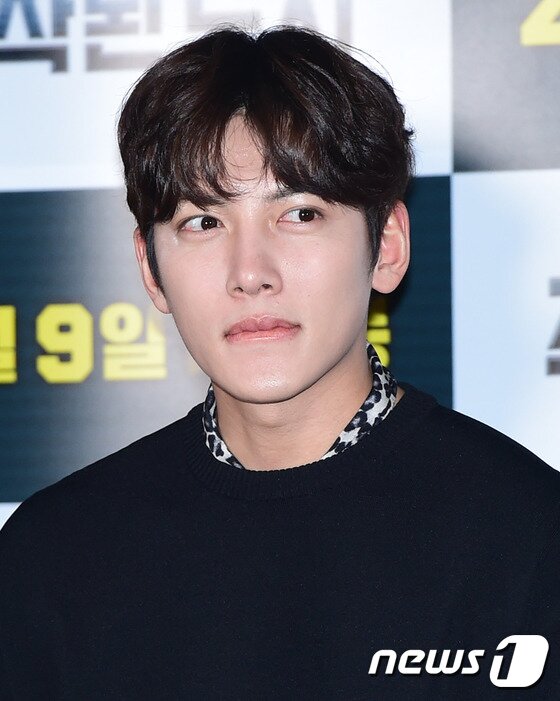 본문 이미지 - 배우 지창욱이 31일 오후 서울 왕십리CGV에서 열린 영화 ‘조작된 도시’(감독 박광현) 언론 시사회에 참석해 객석을 바라보고 있다. ⓒ News1star / 권현진 기자