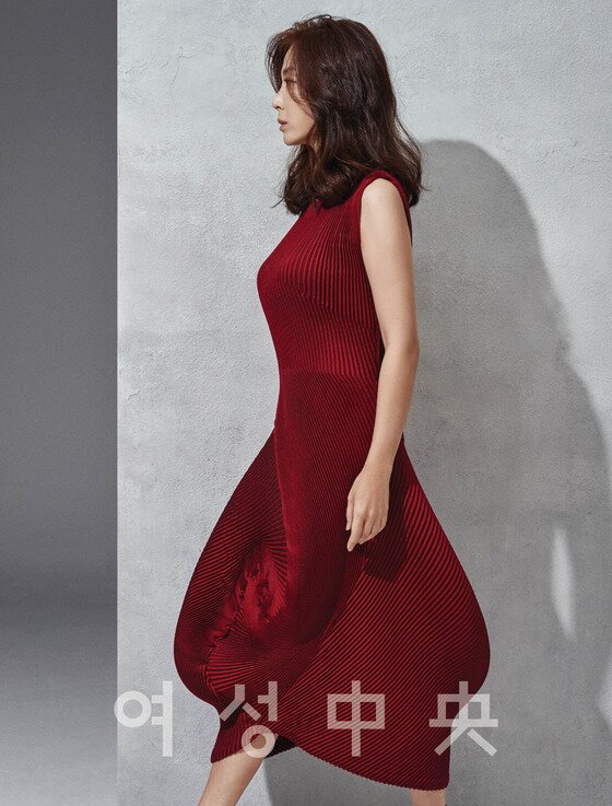 본문 이미지 - 배우 송윤아는 ‘더 케이투’에서 최유진 역으로 열연했다. ⓒ News1star / 여성중앙