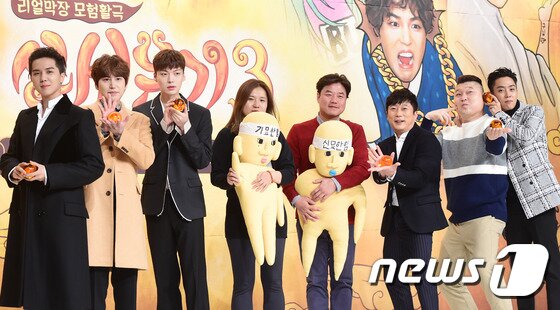 본문 이미지 - 4일 오전 서울 영등포구 영등포동 아모리스 타임스퀘어점에서 열린 tvN 예능프로그램 '신서유기 3' 제작발표회에 참석한 송민호, 규현, 안재현, 신효정 pd, 나영석 pd, 이수근, 강호동, 은지원(왼쪽부터)이 포즈를 취하고 있다. ⓒ News1 권현진 기자