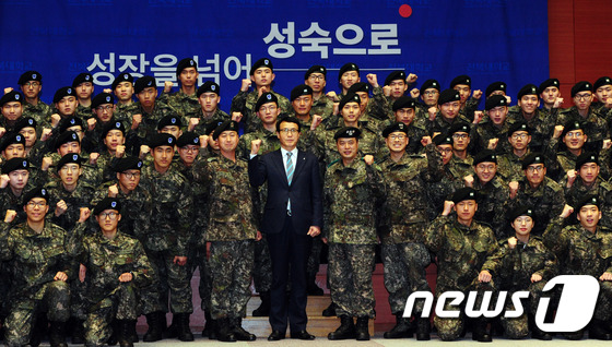 (전주=뉴스1) 문요한 기자 = 4일 오후 전북 전주시 전북대학교 진수당에서 열린 학생군사교육단 동계입영훈련 신고식에서 이남호 전북대학교 총장과 태성식 학군단장 및 학군사관후보생들 …