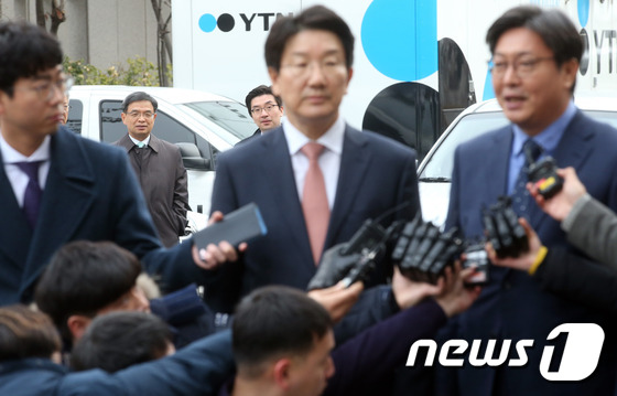 탄핵소추 위원들 바라보는 박 대통령 측 법룔 대리인들