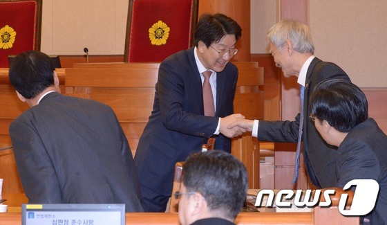 朴대통령 법류대리인단과 인사나누는 권성동 탄핵소추위원장