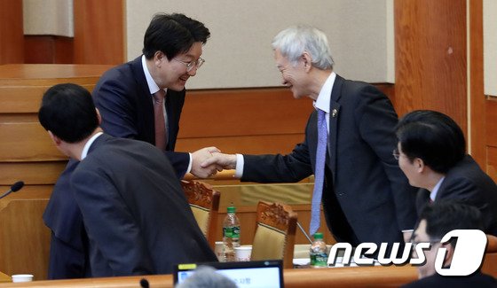 박 대통령 변호인단과 악수하는 권성동