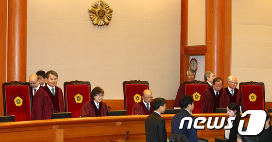 입장하는 박한철 헌법재판소장과 재판관들