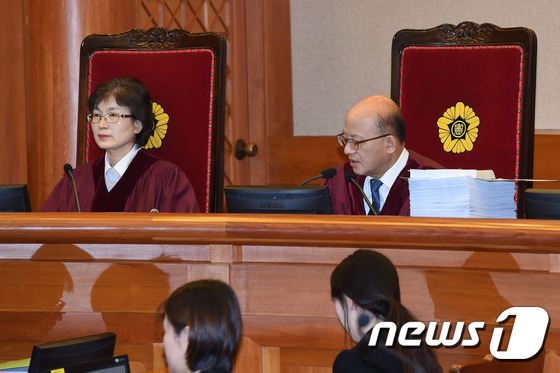 출석 대리인 확인하는 박한철 헌법재판소장