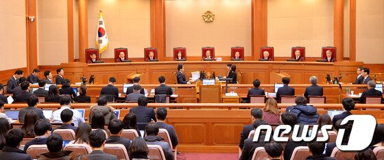 본문 이미지 - 5일 서울 종로구 헌법재판소 대심판정에서 박한철 헌재소장 등 재판관 9명 전원이  자리한 가운데 박근혜 대통령 탄핵심판 2차 공개변론기일이 진행되고 있다. 2017.1.5/뉴스1 ⓒ News1 김명섭 기자