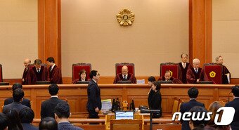 본문 이미지 - 박근혜 대통령 탄핵심판 2차 공개변론기일인 5일 서울 종로구 헌법재판소 대심판정에 입장한 박한철 헌재소장 등 재판관 9명이 자리에 앉고 있다. 2017.1.5/뉴스1 ⓒ News1 김명섭 기자