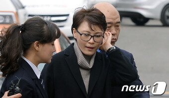 윤전추 청와대 행정관이 5일 오후 서울 종로구 헌법재판소 대심판정에서 열린 박근혜 대통령 탄핵심판 2회 변론기일에 증인으로 출석하고 있다.2017.1.5/뉴스1 ⓒ News1 김명섭 기자